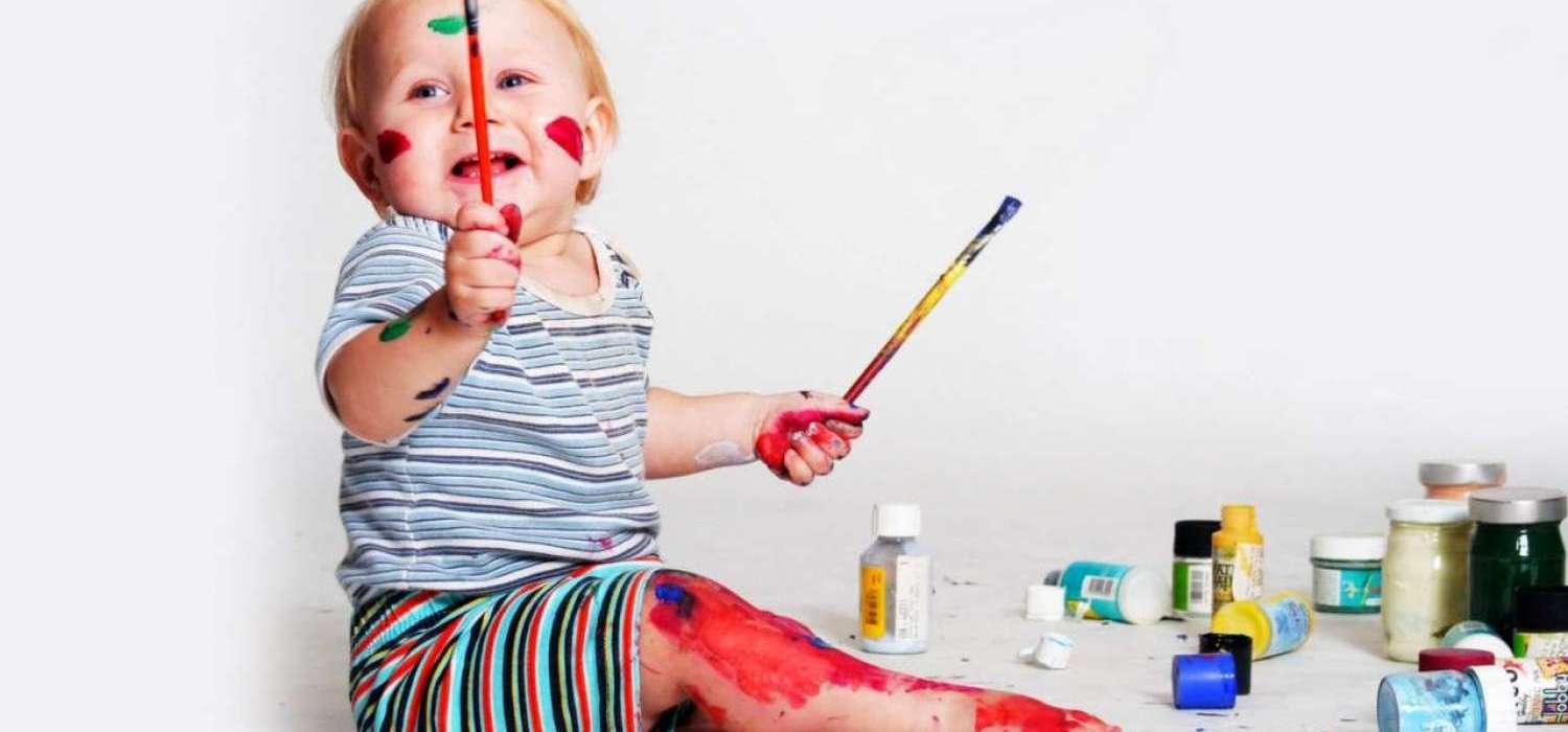 I bambini: da “imbrattamuri” a pittori e arredatori